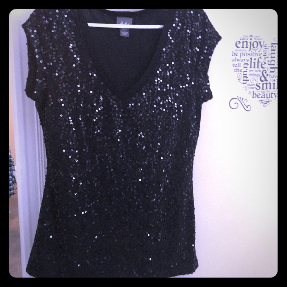 A large, sequenced Black t-shirt from Dots.